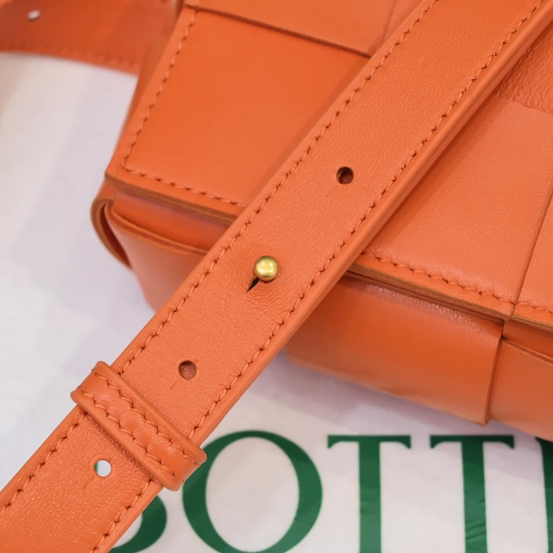 #𝐓𝐇𝐄 𝐁𝐄𝐋𝐓 𝐂𝐀𝐒𝐒𝐄𝐓𝐓𝐄 Checkered waist bag🔻 The hot cassette has a new style. The lambskin material is very light and has the same high-grade touch as always. It can be used as a handbag, waist bag, crossbody, or shoulder bag. Small and exquisite but very easy to use, it is stress-free to install iPhone plus, 💄lipstick 🕶️sunglasses! It continues the square shape of the cassette bag and does not deform after loading. It has a very concave shape! 【6815#】 Size: 17.5*9.5*5cm